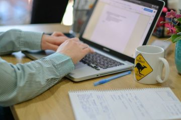 Vastuullisuusväitteitä arvioidaan työpöydän ääressä tietokoneen ja muistiinpanojen avulla